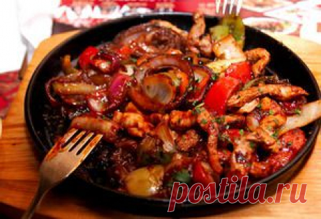 Рецепт. Острая фасоль с мясом

500 грамм свинины;
    2 больших луковицы;
    1 стакан фасоли;
    1 средняя морковь;
    1 красный сладкий и 1 горький перец;
    1 большой помидор;
    щепотка соли.