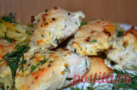 Куриная грудка запеченная в кефире — настоящая вкуснятина. Действительно, очень нежная грудка вышла 
Ингредиенты
— куриная грудка 500гр;— кефир 1% 250мл;— зубчик чеснока 3шт;— специи по вкусу.
Рецепт приготовления
Грудки промываем, разделываем на средние кусочки.
Чеснок нарезаем тоненько поперек. От…