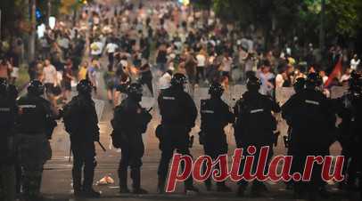 «Давление идёт извне»: что может стоять за протестами в Сербии. Беспорядки в городах Сербии были организованы и оплачены иностранными игроками, заявил президент республики Александр Вучич. Он заверил, что государство в этой ситуации будет действовать решительно и сохранит порядок в стране. Демонстрации в Сербии проходят с осени 2024 года. В последнее время они всё чаще стали сопровождаться беспорядками и насилием. По словам аналитиков, в протестной активности существенную роль играют западные…