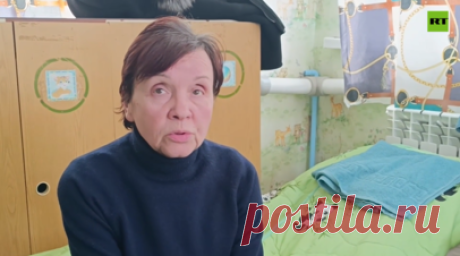 «Каждую ночь бросали мину»: в ДНР мирные жители два месяца прятали от ВСУ раненого российского бойца. В ноябре 2025 года мирные жители города Родинское Красноармейского района Донецкой Народной Республики прятались в подвале от минных обстрелов ВСУ. Спастись удалось не всем, среди выживших — местная жительница Наталья. Она рассказала RT, как с риском для жизни в убежище укрывали раненого российского военного Алексея Зенина и как жителям пришлось выбираться из города по минным полям навстречу…