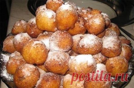 Пончики творожные
Рецепт:
500 гр. творога
4 яйца
5 ст.ложек сахарного песка
10 ст. ложек муки
1/2 ч.л.соды
2 пачка ванильного сахара.
Взбить яйца с сахаром, добавить творог,муку,соду(погасить уксусом). Всё тщательно растереть.
Полученную массу брать чайной ложкой и обваляв в муке, бросать в кипящее подсолнечное масло.
Обжаривать до тёмно золотистого цвета, выложить на бумажное полотенце (для удаления излишков масла)
сверху посыпать сахарной пудрой.
СОХРАНИТЬУстановить себе