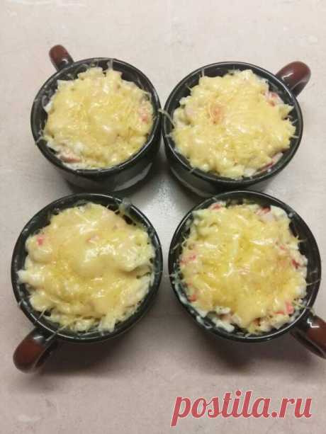 Горячая закуска из крабовых палочек под сырной корочкой - ФотоРецепт - медиаплатформа МирТесен Горячая закуска из крабовых палочек и яиц под сырной корочкой Ингредиенты Крабовые палочки - 200 гр. Яйца - 2 шт. Майонез - 120 мл. Черный перец - ½ ч. л. Кориандр - ½ ч. л. Твердый сыр - 150 гр. 25 минут, порций:4, ЛегкоОбычно крабовые палочки используют в разных холодных закусках – салатах,