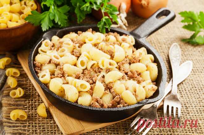 Рецепт полезной и недорогой гречневой каши с грибами. Аппетитные крабовые котлеты и курочка в кефире. Минтай в соусе и жареная капуста, бюджетные луковые биточки и кабачки с сыром.