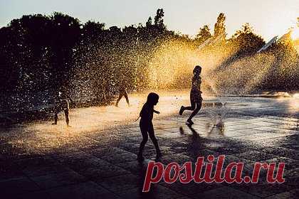 Мужчина засунул голову в фонтан, подлетел на несколько метров и попал в больницу. Мужчина попал в больницу после того, как засунул голову в фонтан Же-До в Женеве. Известно, что молодой человек примерно 20 лет прорвался через барьеры безопасности, прижался лицом к соплу фонтана и попытался уцепиться за толщу воды, после чего подлетел на несколько метров вверх.