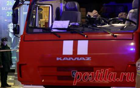 В Сыктывкаре несколько квартир горят в восьмиэтажном доме. Проводится эвакуация людей