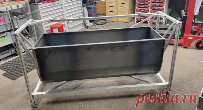 Лотковая галтовочная машина для обработки длинных заготовок Галтовка применяется для очистки, шлифовки, полировки деталей. Принцип действия прост. В емкость с абразивом помещается обрабатываемая деталь. Затем абразив перемешивается и трется о деталь.Именно такое устройство и понадобилось мастеру для работы. Инструменты и материалы:-Металлический