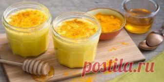 «Золотое молоко»
«Золотое молоко» — настолько полезный напиток, что всем не мешало бы пить его каждый вечер. Основная составляющая этого чудо-молока — куркума. В состав корней и листьев куркумы входит краситель желтого цвета — куркумин и множество эфирных масел. Противовоспалительное действие этого средства сложно переоценить, оно активно даже против раковых клеток, потому что в составе содержится очень много антиоксидантов.
ВОТ ВПЕЧАТЛЯЮЩИЕ ПОЛЕЗНЫЕ СВОЙСТВА «ЗОЛОТОГО МОЛОКА»:
Антисептическое