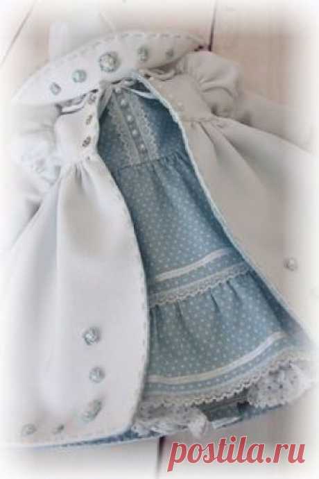 Море синь и неба высь — Сквозь ресницы улыбнись Взглядом ласковым, и пусть Будет счастье в нем, не грусть.