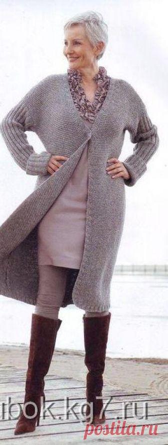 Стильное пальто простыми узорами. Спицами. / klubok.kg7.ru