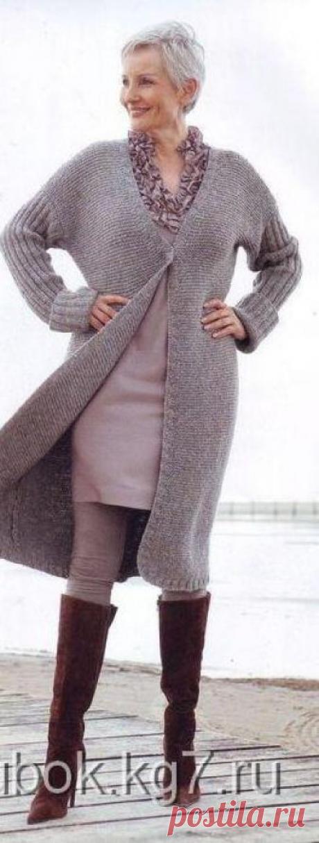 Стильное пальто простыми узорами. Спицами. / klubok.kg7.ru