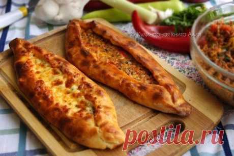 Пиде (турецкая кухня)

Пиде - это турецкий фаст-фуд. Как давно я хотела его сделать! Иду по улице, смотрю на них и так хочется попробовать... А еще больше хотелось самой научиться их делать... И я научилась!!! Yahoo! А тесто такое интересное, никогда такое не делала... В общем, всем советую попробовать...

Ингредиенты:

стакан 250 мл

Для теста:
2 яйца комнатной t
1/3 ст. раст. масла
2 ст.л. натур. йогурта (с большооооой горкой) комнатной t
0,5 ст. теплой воды
пачка сухих ...