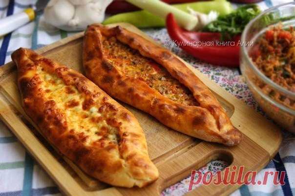 Пиде (турецкая кухня)

Пиде - это турецкий фаст-фуд. Как давно я хотела его сделать! Иду по улице, смотрю на них и так хочется попробовать... А еще больше хотелось самой научиться их делать... И я научилась!!! Yahoo! А тесто такое интересное, никогда такое не делала... В общем, всем советую попробовать...

Ингредиенты:

стакан 250 мл

Для теста:
2 яйца комнатной t
1/3 ст. раст. масла
2 ст.л. натур. йогурта (с большооооой горкой) комнатной t
0,5 ст. теплой воды
пачка сухих ...