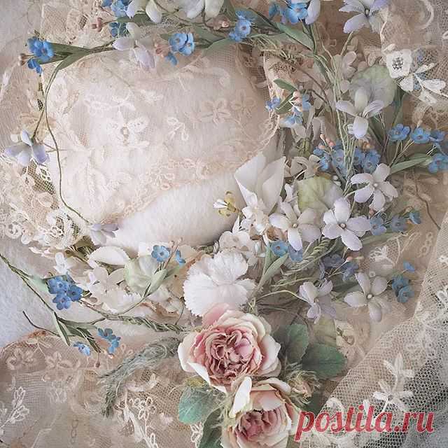 💠
青い小さな花
着物地を一輪一輪カット
一枚ずつ様子を見ながら染める
やっと仕上りだけど、、、
もう少しアンティーク風に仕上げ
憧れ続けるイメージの薔薇作り
再挑戦します 🤗✨
・
#布花 #染め花 
#アンティーク風
#勿忘草 #薔薇 #すみれ