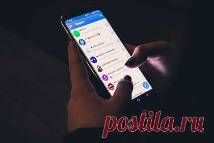 Оценены риски потери контроля над смартфоном из-за «мины» в Telegram. Эксперт Академии Информационных Систем Сергей Боронин рассказал об опасности скачивания «заминированной» версии Telegram. Этим он поделился с агентством «Прайм». Специалист отметил, что установка зараженного мессенджера может привести к потере контроля над смартфоном и персональными данными.
