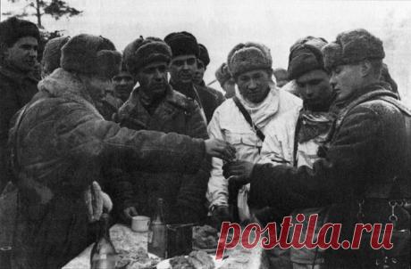 Ритуалы советских офицеров, которые актуальны до сих пор Правила поведения офицерского состава советской армии и флота при отмечании определенных событий подразделялись на официальные и общепринятые. Коммунистическая идеология предписывала соблюдение догматических канонов, а житейские офицерские традиции существовали сами по себе.