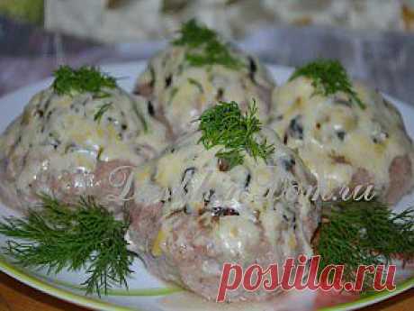 Котлеты с грибами под сырным соусом.