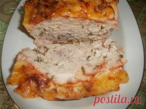 Хлеб из куриного филе для супер-перекуса!
на 100 грамм - 109.31 ккалБ/Ж/У - 16.74/3.25/2.6

Ингредиенты:
Куриное филе 400 г
Яйцо - 1 шт
Лук - 1 шт
Сыр - 75 г (у нас российский)
Помидор - 1 шт
Томатная паста 1-2 ст. л
Зелень - по вкусу
Соль, перец - по вкусу

Приготовление:
Лук порезать кубиком и тушить в водичке. Филе промыть и перемолоть на фарш. Затем перемешать с остывшим луком, яйцом, солью и специями. Порезать половину или чуть больше сыра маленькими кубиками, помидор...