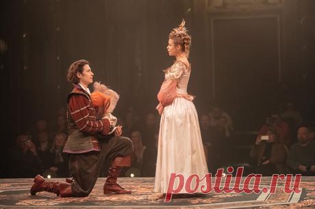 Новогодние премьеры. В театрах Москвы зрителям покажут спектакли и концерты. В новогодние праздники в Театре на Трубной состоится премьера спектакля «Безумные влюбленные» по пьесе испанского драматурга Лопе де Вега. В Московской филармонии состоится рождественский концерт с Большим джазовым оркестром.