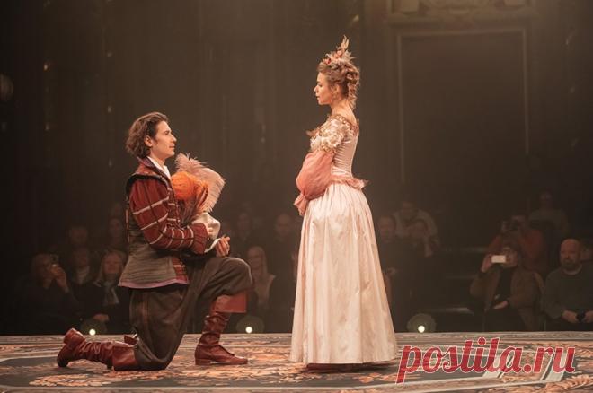 Новогодние премьеры. В театрах Москвы зрителям покажут спектакли и концерты. В новогодние праздники в Театре на Трубной состоится премьера спектакля «Безумные влюбленные» по пьесе испанского драматурга Лопе де Вега. В Московской филармонии состоится рождественский концерт с Большим джазовым оркестром.