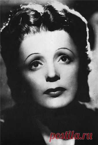 Очередной театральный сезон начался! Для артиста открытие сезона - это как 1 сентября для школьника, как посвящение в студенты собственно у самих студентов, как… как… да к чему эти сравнения? Для них, для артистов, вступление в новый театральный сезон - это самый приятный момент. А уж зрители-то как заждались. Они настолько соскучились по любимым артистам, что, скрупулезно изучают афиши и штурмуют билетные кассы. Однако мало кто догадывается что единственный в России