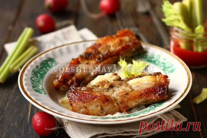 Свиные ребрышки, запеченные в духовке Запеченные свиные ребрышки - блюдо очень вкусное, сытное и настолько простое, что его без церемоний можно есть прямо руками и даже немного запачкаться. Эта часть туши отлично подходит для запекания на гриле или решетке барбекю, копчения и жарки, но самый доступный и удобный способ ее приготовления в домашних условиях – запекание в духовке. Мясо готовится практически без активного вмешательства кулинара, а на выходе получаются ароматные...