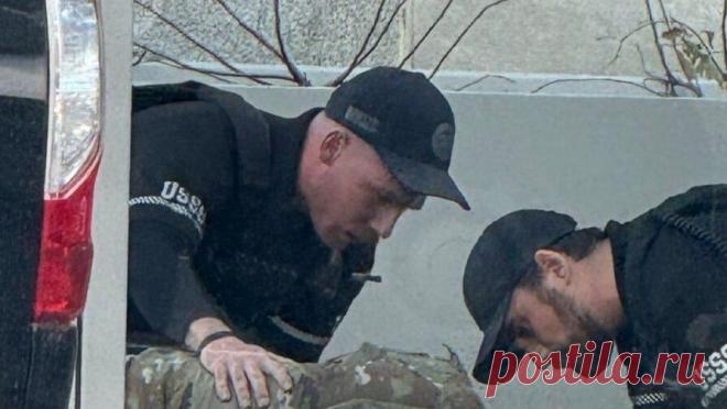 В ФБР рассказали о состоянии раненных у Белого дома нацгвардейцев. Раненные при стрельбе в Вашингтоне нацгвардейцы находятся в критическом состоянии, заявил на брифинге директор ФБР Кэш Патель. Его цитирует CNN. Патель призвал всех граждан США молиться за этих "храбрых воинов" и их ...