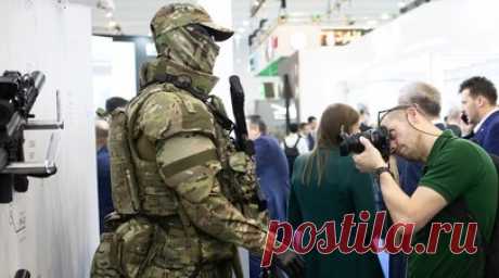 Обмундирование для фронта: как совершенствуется российская военная экипировка. Концерн «Калашников» представил новую экипировку для военных. В её состав входят всесезонный комплект полевого обмундирования ВКПО 3.2, перспективный бронежилет и шлем с улучшенной защитой. Форма выполнена в новой маскировочной расцветке. В прошлом году концерн начал поставлять Минобороны обмундирование ВКПО 3.0 с тканью, поглощающей инфракрасные лучи. По словам аналитиков, снижение заметности бойцов в различных…