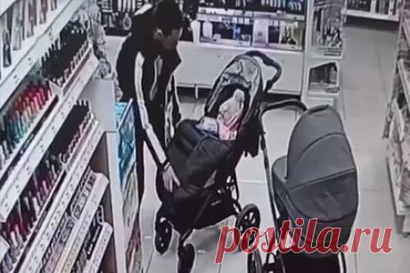 Россиянин пытался украсть ребенка из коляски, побил продавца и попал на видео. В Качканаре Свердловской области мужчина пытался в магазине украсть ребенка из коляски и побил продавца. Действия россиянина попали на видео. На появившихся кадрах видно, как человек в спортивной куртке бьет сотрудницу с ноги, а затем направляется к коляске, срывает накидку и хочет вытащить девочку.