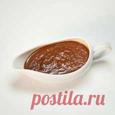 Шоколадный моле Помещаем несколько горошин черного перца и половину звездочки бадьяна в ступку. Отламываем фрагмент палочки корицы, слегка разбиваем с помощью молотка для отбивания, добавляем в ступку вместе с несколькими гвоздиками. Растираем все специи. Заливаем горсть миндаля кипятком, чтобы легче его очистить. Даем немного постоять и затем очищаем. Произвольно нарезаем ¼ красного лука и чеснок.