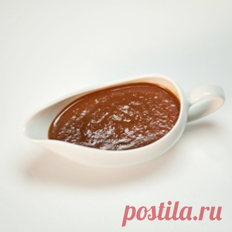 Шоколадный моле Помещаем несколько горошин черного перца и половину звездочки бадьяна в ступку. Отламываем фрагмент палочки корицы, слегка разбиваем с помощью молотка для отбивания, добавляем в ступку вместе с несколькими гвоздиками. Растираем все специи. Заливаем горсть миндаля кипятком, чтобы легче его очистить. Даем немного постоять и затем очищаем. Произвольно нарезаем ¼ красного лука и чеснок.