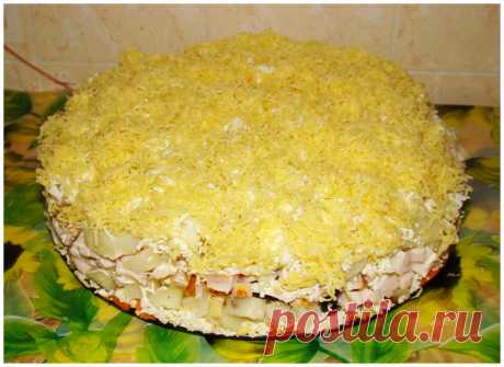 Праздничный слоеный салатик с копченной курицей, черносливом и сыром