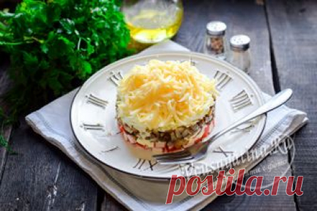 Салат "Званый ужин", рецепт с фото с крабовыми палочками Салат "Званый ужин" с крабовыми палочками состоит из ингредиентов, которые очень удачно сочетаются между собой, делая вкус готового блюда оригинальным и гармоничным. Рецепт с фото поможет приготовить это нарядное праздничное блюдо.