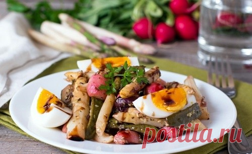 Теплый салат из спаржи с овощами и яйцом