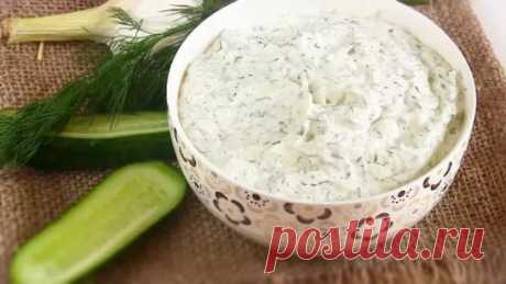 ОГУРЕЧНЫЙ Соус!
ВКУСНЕЙШИЙ и ПРОСТОЙ в приготовлении Соус для Овощей, Мяса, Хлеба. Особенно с ним вкусны салаты!
Приготовление:
1. Натереть один средний огурец на крупной терке и слегка отжать сок.
2. Добавить 100 гр сливочного мяг