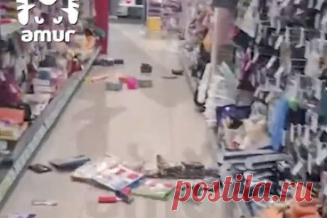 Последствия мощного землетрясения на Камчатке попали на видео. В сети появились кадры последствий мощного землетрясения, которое произошло на Камчатке. Их публикует Telegram-канал Amur Mash. На кадрах видно, как в одной из квартир из-за подземных толчков падают вещи с полок, за окном слышны аварийные сигналы машин. На других кадрах показан туалет с обрушившейся кафельной плиткой