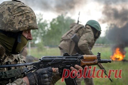 На Украине рассказали о плачевном состоянии ВСУ на поле боя. Все подготовленные солдаты Вооруженных сил Украины (ВСУ) либо погибли, либо ранены, резервов при этом нет. Об этом рассказал экс-советник Леониды Кучмы Олег Соскин в блоге на YouTube. Он подчеркнул, что у Киева уже не осталось резервов, а президент Украины Владимир Зеленский продолжает «бросать солдат на растерзание».