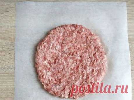 Огромная котлета, запеченная с грибами, помидорами и сыром!