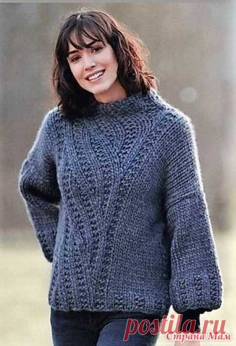 Теплый джемпер с асимметрично расположенным узором. Спицы. Размер джемпера: 36-38/40-42/44-46/48-50. Обхват груди 84-88/92-96/100-104/110-116. Пряжа: шерсть 85%, альпака.  15%, 50м/100гр, 550/600/650/700 гр. Плотность вязания 8 п х 11 р = 10 х10 см.