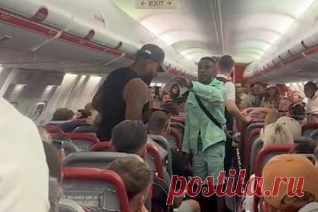 На рейсе до Ибицы пьяные туристы устроили драку и попали на видео