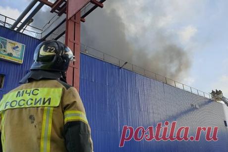 Кровля частично обрушилась на горящем складе в Москве. Частичное обрушение кровли произошло на горящем складе, расположенном в Сигнальном проезде на северо-востоке Москвы. Экстренные службы отметили, что горение в районе Отрадное еще продолжается. По последним данным, в результате пожара один человек погиб, еще трое пострадали.