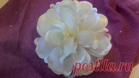 Шикарный бант цвета шампань из переливающейся ткани в сочетании с атласом. Техника гильоширование и обжиг над свечой. Диаметр 15 см. Бант в единственном экземпляре, порадуйте свою принцессу.