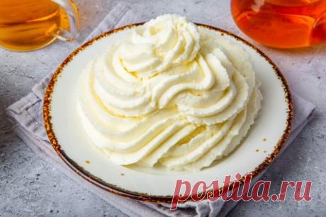 Разнообразие кремов для тортов позволяет каждый раз приятно удивлять гостей новыми кулинарными изысками 🤗 Наиболее распространённым считается крем-чиз, приготовленный из творожного сыра, взбитого с сахарной пудрой. Однако его разновидность, чиз на сливках, получается гораздо нежнее и вкуснее. Попробуйте и убедитесь в этом сами 

Нам понадобится:
 300 г творожного сливочного сыра
 150 мл сливок (35%)
 70 г сахарной пудры
 1 ч.л. ванильного сахара

Приготовление.

Для приго...