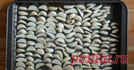 3 ГОЛОВКИ ЧЕСНОКА — ВОТ, ЧТО НЕОБХОДИМО МНЕ СЕЙЧАС ЖЕ! ПОДСМОТРЕЛА У ПОВАРА ГЕНИАЛЬНУЮ ШТУКУ…     Чесночный порошок — вот действительно универсальная добавка! Он придает продуктам аппетитный аромат, при этом оставляя дыхание свежим. Б...