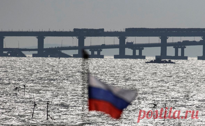 По Крымскому мосту пустили легковушки и автобусы. Машины досматривают перед тем, как пустить на мост. Для грузовиков через два часа заработает паромная переправа. Возобновить движение поездов власти обещают к вечеру субботы