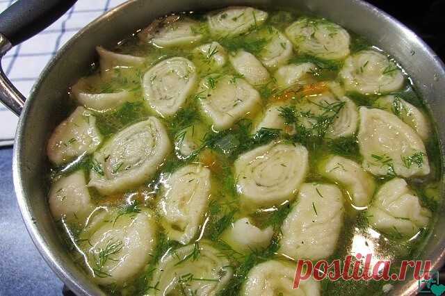 Куриный суп с чесночными галушками-рулетиками
