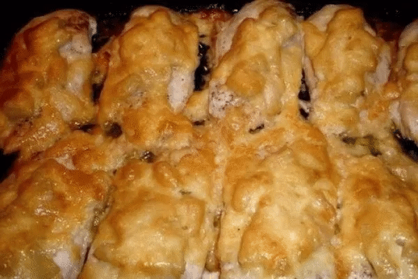Куриные грудки с ананасом
Ингредиенты:
1)куриные грудки - 1200 гр,
2)консервированные ананасы (можно использовать свежий ананас) 300 гр., 
3)Сыр - 150 гр.,
4)сметана 50 гр.,
соль, перец
Приготовление:
1. Грудки отбить, посолить, поперчить с двух сторон. Выложить на смазанную оливковым маслом противень. На каждую грудку выложить по несколько ломтиков ананаса. 
2. Сыр натереть на крупной терке, смешать со сметаной и этой массой накрыть каждую грудку, так, чтобы не было видно ананасов. 
3. Выпека