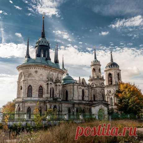 Bykovo - very beautiful and well-known former mansion, built a favorite of Catherine II, Governor General of Moscow Izmailov.. Attractions estate - preserved from XVIII century two-story church. Above roof of church stands 2 towers, one of which was hoisted seven bells, largest of which weighed almost 2 tons, were placed on another clock tower. At end of XIX century built near large bell tower, which is well blended into overall architectural ensemble.