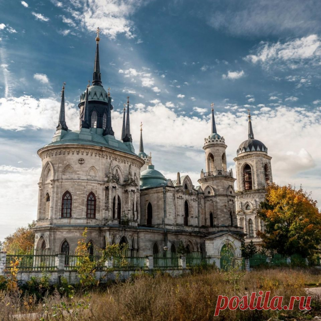 Bykovo - very beautiful and well-known former mansion, built a favorite of Catherine II, Governor General of Moscow Izmailov.. Attractions estate - preserved from XVIII century two-story church. Above roof of church stands 2 towers, one of which was hoisted seven bells, largest of which weighed almost 2 tons, were placed on another clock tower. At end of XIX century built near large bell tower, which is well blended into overall architectural ensemble.