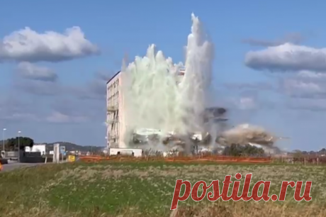 Итальянские власти с помощью взрыва снесли конфискованный у мафии дом. На уничтожение здания ушло 400 килограммов тротила, распределенных по многочисленным зарядам.