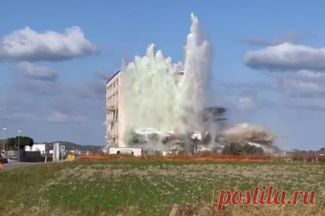 Итальянские власти с помощью взрыва снесли конфискованный у мафии дом. На уничтожение здания ушло 400 килограммов тротила, распределенных по многочисленным зарядам.